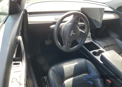 2021 Tesla Model Y z USA, uszkodzony, nr VIN 5YJYGDEE8MF207009